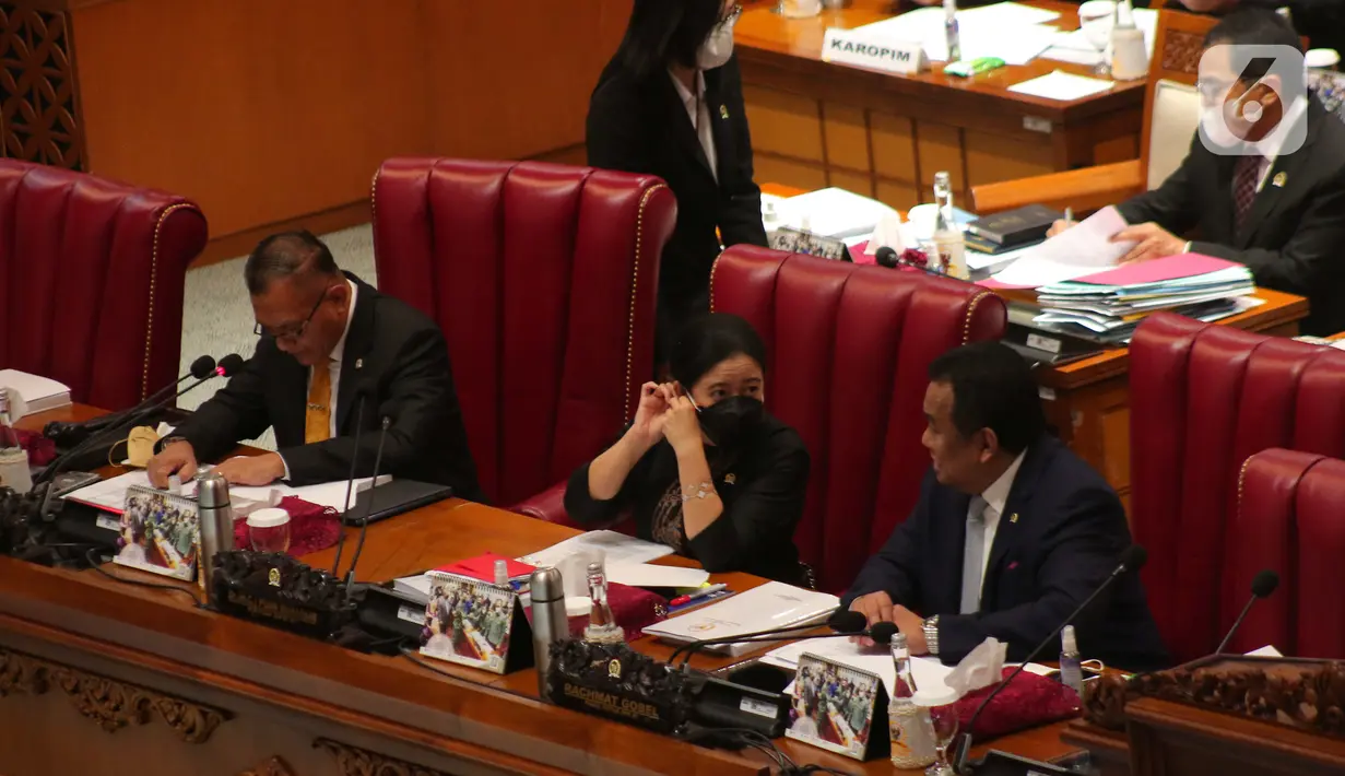 Ketua DPR Puan Maharani (tengah) bersama Wakil Ketua DPR Lodewijk F Paulus (kiri), dan Rachmat Gobel saat Rapat Paripurna di Kompleks Parlemen, Jakarta, Selasa (14/6/2022). DPR menetapkan tiga calon anggota DKPP periode 2022-2027 yaitu Muhammad Tio Aliansyah, Ratna Dewi Pettalolo, I Dewa Kade Wiarsa Raka Sandi. (Liputa6.com/Angga Yuniar)