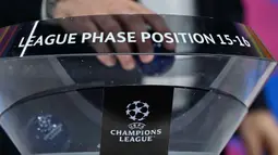 Acara pengundian play-off babak 16 besar Liga Champions telah dilaksanakan di Nyon, Swiss, Jumat (30/1/2026). Tampak dalam foto, mantan pemain sepak bola Prancis dan duta Liga Champions UEFA, Robert Pires, membuka mangkuk undian selama pengundian babak play-off fase gugur Liga Champions UEFA 2025-2026 di House of European Football, Nyon, Swiss pada 30 Januari 2026. (Harold CUNNINGHAM/AFP)