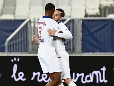 Pemain Paris Saint-Germain (PSG), Pablo Sarabia, melakukan selebrasi bersama Presnel Kimpembe usai mencetak gol ke gawang Bordeaux pada laga Liga Prancis di Stadion Matmut Atlantique, Rabu (3/3/2021). PSG menang dengan skor 1-0. (Photo by Philippe LOPEZ / AFP)