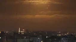 Rudal Iron Dome Israel mencegat rudal masuk yang ditembakkan dari Jalur Gaza di Palestina (21/4/2022). Serangan itu, yang kedua dalam 48 jam setelah serangan roket sebelumnya, terkonsentrasi di pusat wilayah pantai yang diblokade. (AFP/SAID KHATIB)