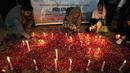 Para peserta menyalakan lilin saat menyalakan lilin untuk para korban gempa bumi di Suriah dan Turki, di Islamabad, Pakistan, Senin, 6 Februari 2023. Gempa Turki dan Suriah merobohkan ratusan bangunan dan menewaskan ribuan orang serta diyakini ratusan lainnya masih terperangkap di bawah puing-puing. (AP Photo/Anjum Naveed)