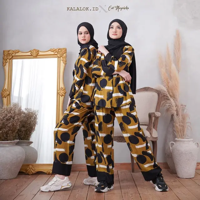6 Gaya Cut Meyriska dan Marcella Simon Pakai Baju Kembaran Ini Bak Saudara