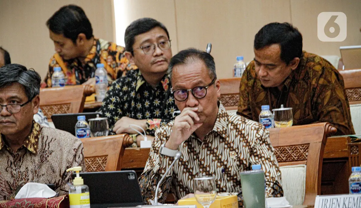 Menteri Perindustrian Agus Gumiwang Kartasasmita mengikuti rapat kerja dengan Komisi VII DPR di Kompleks Parlemen Senayan,
Jakarta, Senin (12/6/2023). (Liputan6.com/Faizal Fanani)