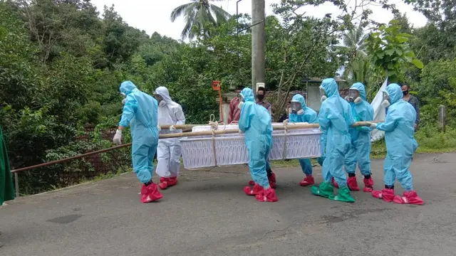 Sebrangi Sungai Ini 7 Potret Perjuangan Satgas Covid-19 Makamkan Jenazah di Kulon Progo