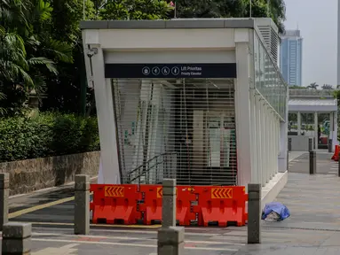 Suasana pintu masuk Stasiun MRT Setiabudi yang tutup, Jakarta, Senin (27/4/2020). PT MRT Jakarta Kembali menutup dua stasiun MRT yang merupakan lanjutan dari penutupan lima stasiun sebelumnya guna mendukung penerapan Pembatasan Sosial Berskala Besar (PSBB) Jakarta. (Liputan6.com/Faizal Fanani)