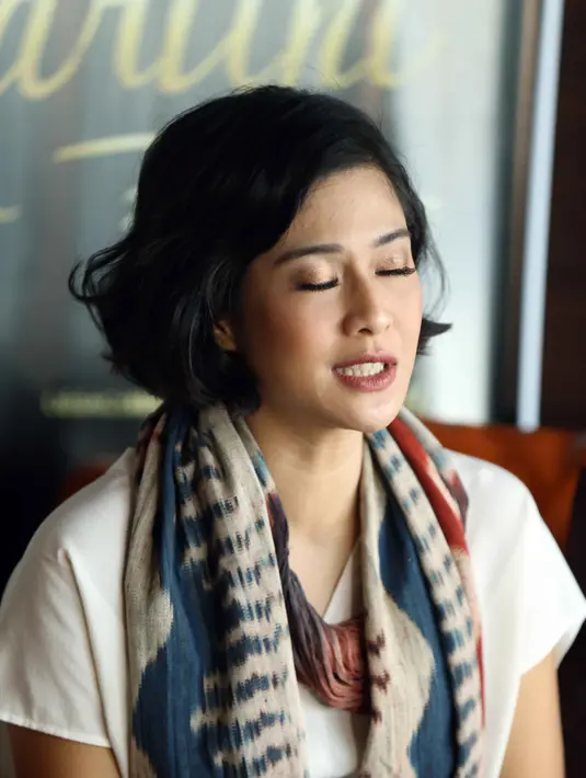 Dalam tulisannya juga, Dian mengatakan dirinya sama seperti dengan perempuan pada umumya. Meskipun memiliki tugas sebagai seorang aktris, namun profesi utamanya adalah istri dan ibu bagi anak-anaknya. (Nurwahyunan/Bintang.com)