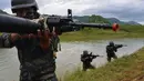 Prajurit TNI dari Batalyon Infanteri Raider membidik sasaran  saat latihan perang gerilya di pangkalan mereka di Banda Aceh, provinsi Aceh, 30 April 2019.  Prajurit batalion raider dilatih  untuk siap melakukan berbagai operasi khusus dan penugasan mendadak. (CHAIDEER MAHYUDDIN / AFP)