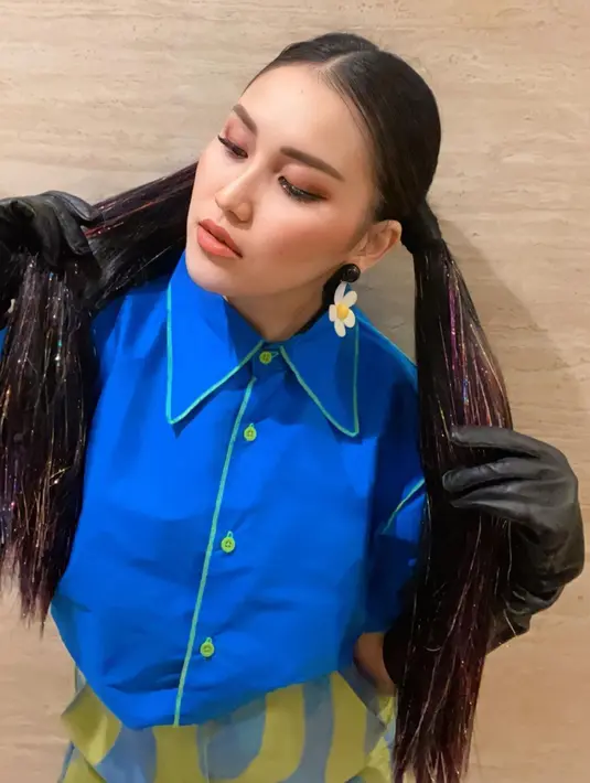 Bahkan detail makeup wajahnya juga tak leaps dari pujian penggemar. Terlihat rambut Ayu yang dikucir dua, dihiasi fake hair glitter yang sedang tren dikalangan anak muda. (Liputan6.com/IG/@ayutingting92)