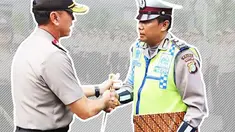 Aiptu Sutisna mendapat rezeki tak terduga setelah kesabarannya diuji saat dicaci dan dimaki oleh seorang wanita saat bertugas.