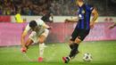 Pemain RB Salzburg, Dijon Kameri (kiri) berebut bola dengan pemain Inter Milan, Henrikh Mkhitaryan pada laga uji coba pramusim di Red Bull Arena, Austria, 10 Agustus 2023 WIB. (AFP/APA/Krugfoto)