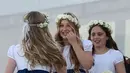 Sedangkan sang adik, Harper Beckham tampil menggemaskan sebagai flower girls di pernikahan sang kakak. Ia mengenakan gaun putih dengan aksen pita hitam yang manis, lengkap dengan flower pieces menghiasi kepalanya. (Foto: Instagram/ Harper Beckham)
