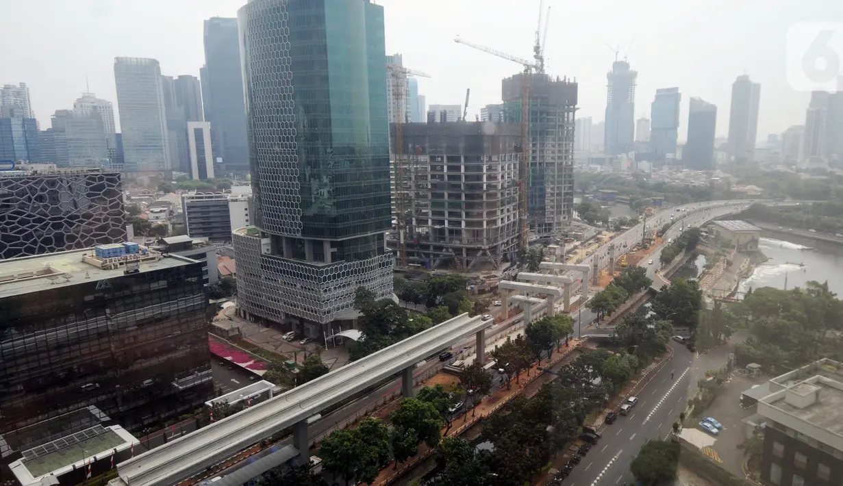 Proyek pembangunan Light Rail Transit (LRT) Jabodebek terlihat di Jalan Kuningan, Jakarta, Jumat (11/10/2019). Jalur yang akan menghubungkan Jakarta, Bogor, Depok, dan Bekasi tersebut ditargetkan akan rampung pada tahun 2021. (merdeka.com/Dwi Narwoko)