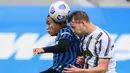 Striker Atalanta, Luis Muriel, duel udara dengan berebut bola dengan bek Juventus, Matthijs De Ligt, pada laga Liga Italia di Stadion Atleti Azzurri d'Italia, Minggu (18/4/2021). Atalanta menang dengan skor 1-0. (AFP/Marco Bertorello)