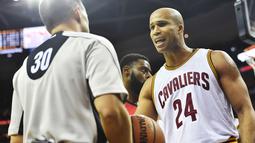 Pemain Cleveland Cavaliers, Richard Jefferson (kanan) melakukan protes kepada wasit,  John Goble saat melawan New Orleans Pelicans pada laga NBA di Quicken Loans Arena, (2/1/2017). Cavs menang  90-82. (Reeuters/Ken Blaze-USA TODAY Sports)