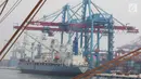 Suasana bongkar muat di Jakarta International Contener Terminal (JICT),Tanjung Priok, Jakarta, Kamis (16/11). Badan Pusat Statistik (BPS) mencatat nilai ekspor Oktober mencapai US$ 15,09 miliar. (Liputan6.com/Angga Yuniar)