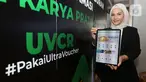 Model menunjukkan aplikasi platform Ultra Voucher di sela-sela peluncuran Voucher Gramasi dan Talkshow "Investasi Emas, Opsi Cuan di Segala Zaman di Jakarta, Senin (8/11/2021). Voucher Gramasi Emas UBS pada platform Ultra Voucher, memudahkan masyarakat untuk berinvestasi emas. (Liputan6.com)
