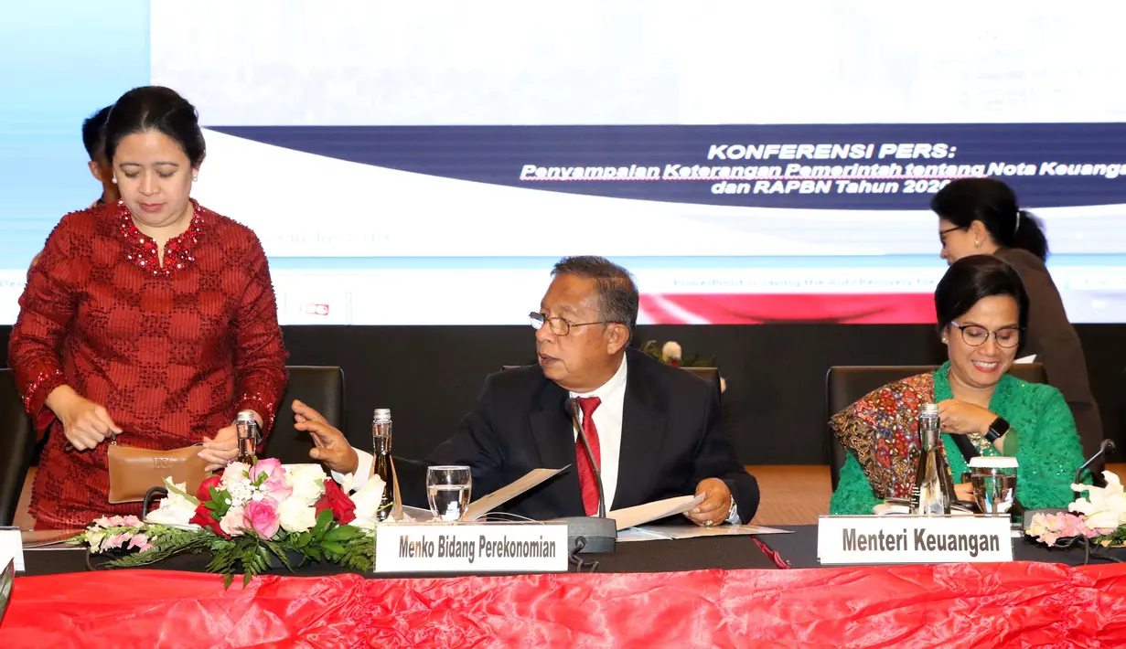 Menko Perekonomian Darmin Nasution (tengah) bersama Menteri Keuangan Sri Mulyani saat menyampaikan Rencana Kerja Pemerintah dan Nota Keuangan serta RAPBN 2020 di Jakarta, Jumat (16/8/2019). Sejumlah menteri terkait ikut hadir dalam penyampaian tersebut. (Liputan6.com/Helmi Fithriansyah)