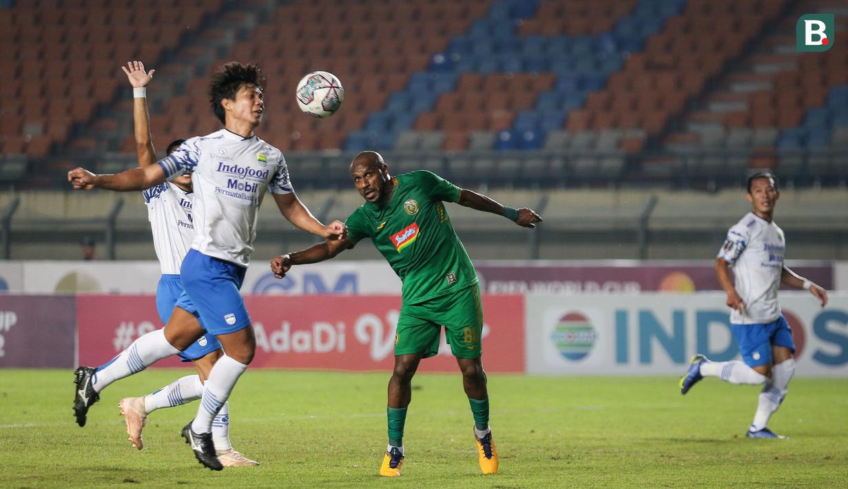 Sebenarnya pada babak pertama Boaz Salossa berhasil menggetarkan gawang Persib melalui metode yang sama, yaitu melalui tandukan kepalanya. Namun Boaz terlebih dahulu dalam posisi offside. (Bola.com/Bagaskara Lazuardi)