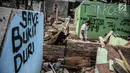 Sejumlah mural hiasi dinding rumah yang terkena penertiban di kawasan bantaran Kali Ciliwung, Kelurahan Bukit Duri, Tebet, Jakarta, Selasa (11/7). Semuanya terpusat di RT 001, 002, 003, dan 004, RW 12 Kelurahan Bukit Duri. (Liputan6.com/Faizal Fanani)