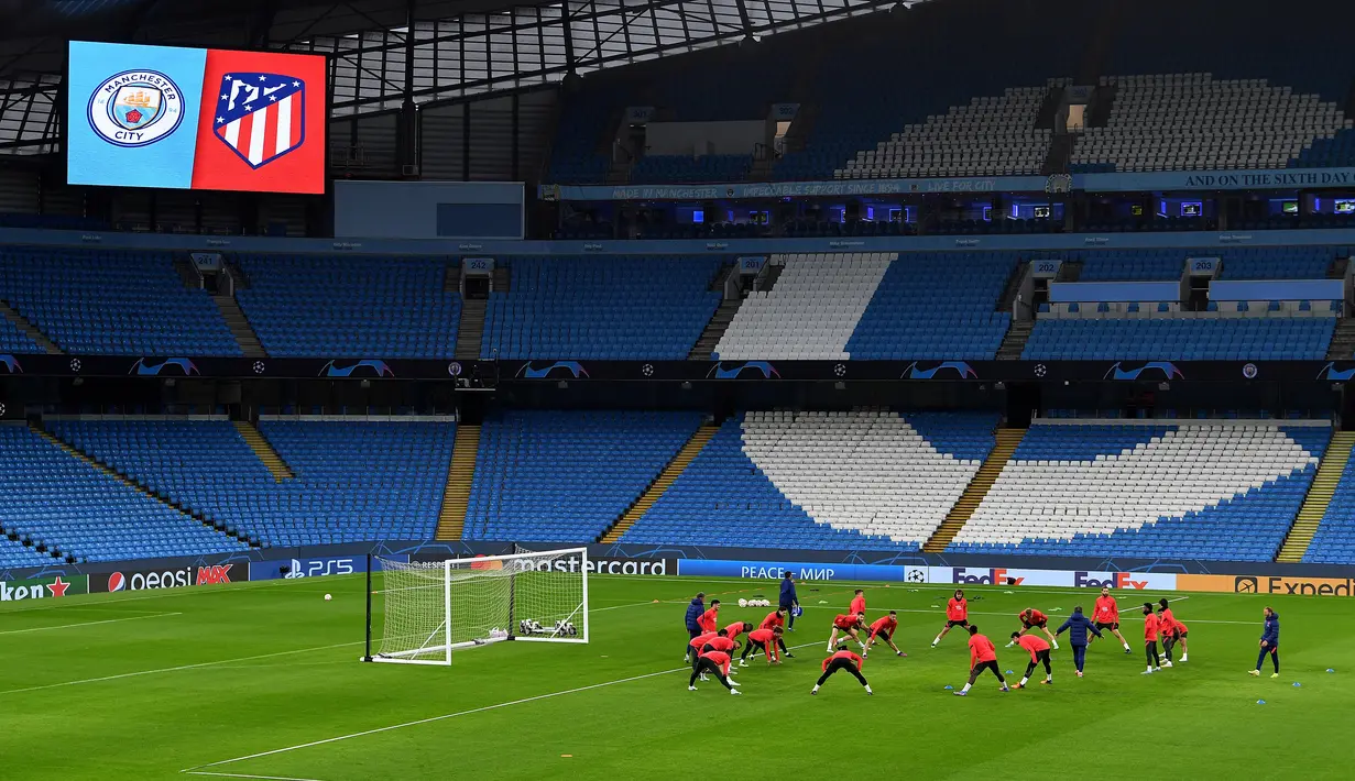 Para pemain Atletico Madrid berkumpul di lapangan saat mereka menghadiri sesi latihan menjelang leg pertama perempat final Liga Champions, di Stadion Etihad, Senin (4/4/2022). Atletico Madrid akan bertandang ke markas Manchester City pada Rabu, 6 April 2022 dini hari WIB. (Paul ELLIS / AFP)