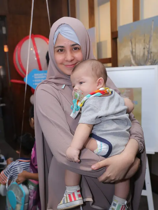 Hal itu dilakukan demi buah hati yang mulai mengonsumsi makanan lain selain ASI. Meski merupakan anak kedua, tapi Risty mengaku lupa memberikan makanan pendamping sesuai usianya. (Andy Masela/Bintang.com)