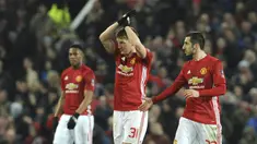 Pemain Manchester United, Bastian Schweinsteiger (tengah) kembali memperkuat Setan Merah setelah lama dicadangkan Jose Mourinho, Laga  melawan Wigan Athletic  menjadi ajang pembuktian di Old Trafford, Manchester (29/1/2017). (AP/Rui Vieira)