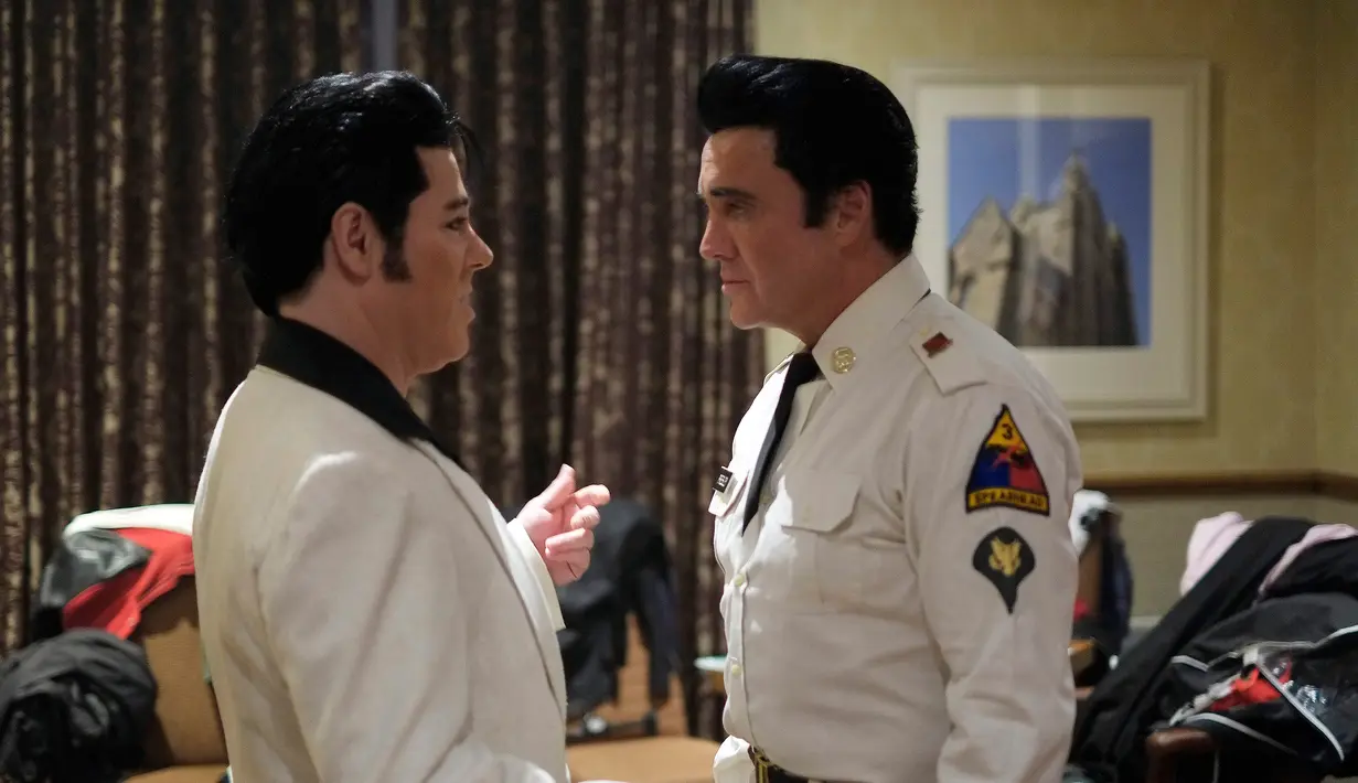 Peniru gaya Elvis Presley, Bruce Stewart (kiri) dari Kanada dan Juan Lozano dari Wales, berbincang di belakang panggung sebelum dimulainya Festival Elvis Skotlandia yang digelar pertama kali di Grangemouth, 8 April 2016. (Andy Buchanan/AFP)