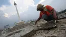Seorang pekerja menyelesaikan pelataran yang rusak di kawasan Monas, Jakarta, Kamis (10/11). Hal tersebut dilakukan untuk menjaga kawasan Monas agar tetap terawat dan nyaman bagi pengunjung. (Liputan6.com/Immanuel Antonius)