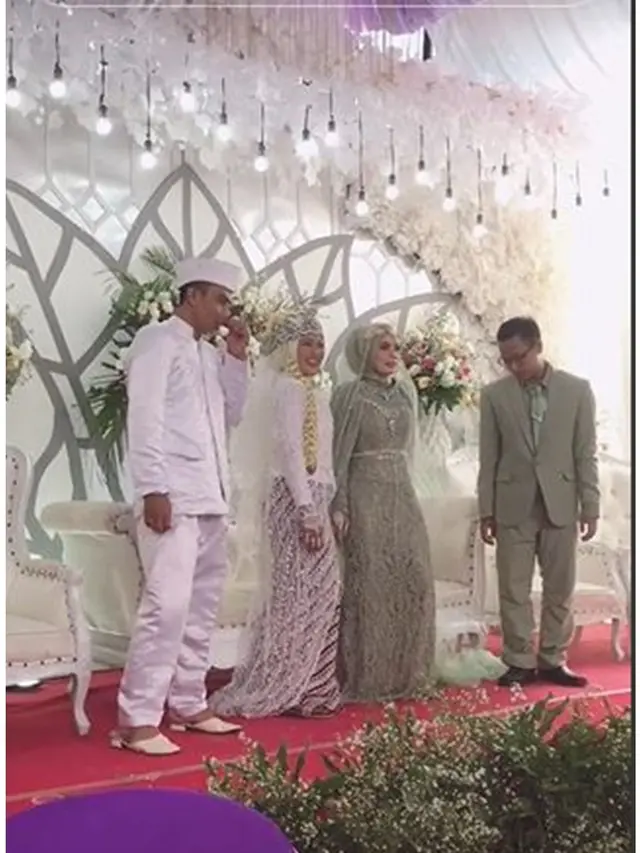 Viral Momen Pengantin Datang ke Pernikahan Tetangga, Duduk Bareng di Pelaminan