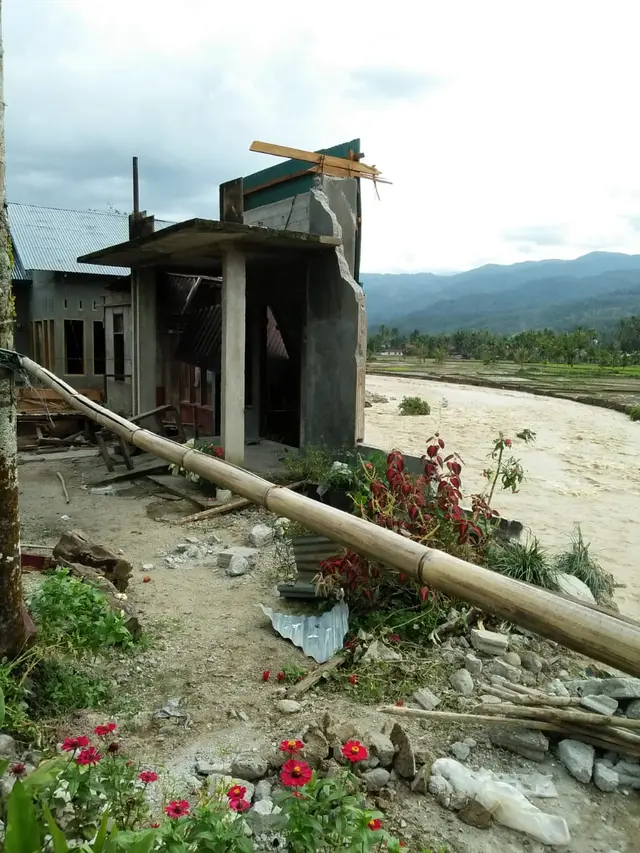 Banjir Solok Selatan, Sumatera Barat hanyutkan rumah di pinggir sungai. (Foto: Liputan6.com/ Novia Harlina)