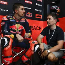 Maverick Vinales bersama sang pelatih yang juga juara dunia MotoGP tiga kali, Jorge Lorenzo. (X/MotoGP)