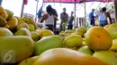 Suasana lapak penjualan Timun Suri di Pasar Induk Kramat Jati, Jakarta, Senin (22/6/2015). Memasuki bulan Ramadan permintaan Timun Suri meningkat dengan kisaran harga Rp10.000 -Rp25.000. (Liputan6.com/Yoppy Renato)