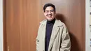 Kamu juga bisa menumpuk knitwear turtleneckmu dengan long coat saja, seperti yang dilakukan Jerome di sini. Ia memadukannya dengan celana jeans. Foto: Instagram.