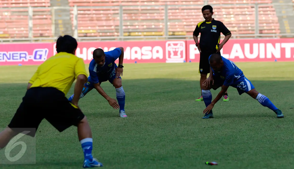 Pelatih Persib Djajang Nurjaman (kedua kanan) melihat anak asuhannya berlatih di Stadion Utama Gelora Bung Karno (SUGBK), Senayan, Jakarta, Sabtu (17/10/2015). Persib lolos ke final setelah menang agregat dari Mitra Kukar. (Liputan6.com/Yoppy Renato) 