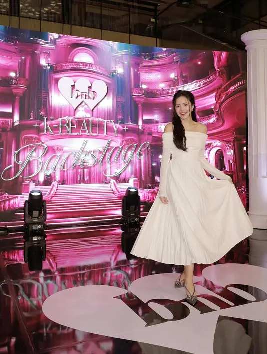 Beby Tsabina kenakan off shoulder pleated dress putih dan heels pendek abu-abu [@bebytsabina]