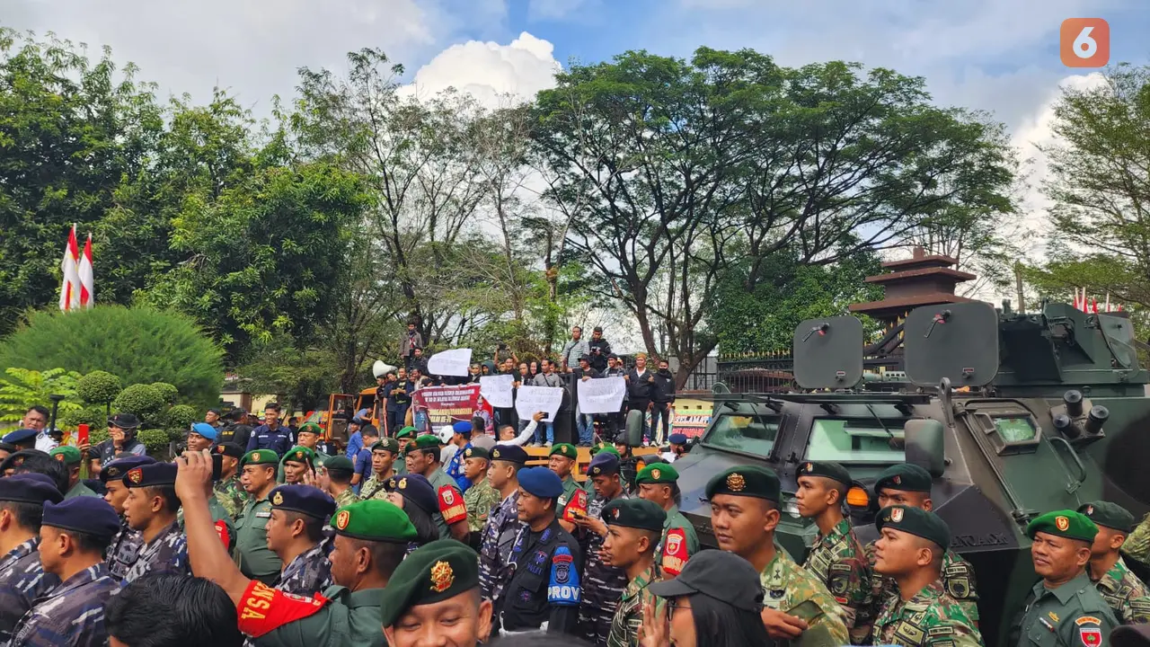 Personel 'Urip6' Kodam Hasanuddin memberi surprise di Mapolda Sulsel (Liputan6.com/Fauzan)