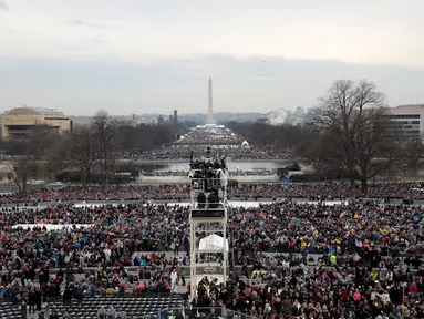Warga AS berbondong-bondong menuju Gedung Capitol jelang pelantikan Donald Trump sebagai Presiden Amerika Serikat (AS) ke-45, Washington DC, AS, Jumat (20/1).(AFP Photo)