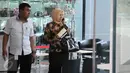 Panitera PN Jakarta Utara Rina Pertiwi usai menjalani pemeriksaan penyidik KPK, Jakarta, Selasa (2/8). Rina diperiksa sebagai saksi kasus suap penanganan perkara pidana asusila yang menyeret nama pendangdut Saipul Jamil. (Liputan6.com/Helmi Afandi)