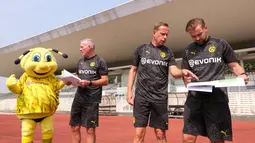 Tiga legenda Borussia Dortmund, Paul Lambert (kedua kiri), Joerg Heinrich (kedua kanan), dan Marcel Schmelzer (kanan) berdiskusi sebelum memberikan coaching clinic kepada siswa Papua Football Academy di Stadion Madya, Senayan, Jakarta, Jumat (08/09/2023). (Bola.com/Bagaskara Lazuardi)