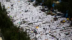 Ribuan jemaah haji melakukan sujud saat salat zuhur di luar masjid Namirah di Kota Arafah, Arab Saudi (31/8). Menurut hikayat setempat, masjid ini merupakan salah satu saksi pertama kali Rasulullah melaksanakan ibadah haji. (AP Photo / Khalil Hamra)
