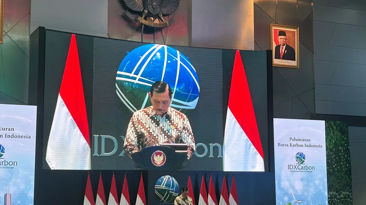 Menko Bidang Kemaritiman dan Investasi RI Luhut B.Pandjaitan saat pembukaan bursa karbon, Selasa (26/9/2023). (Liputan6.com/Elga N)