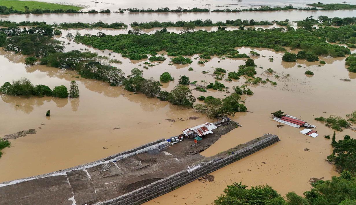 Banjir merendam sejumlah permukiman warga, bukan hanya di pesisir, tetapi juga di kawasan perkotaan. Tampak foto udara menunjukkan pemandangan rumah-rumah yang terendam banjir di Kota Tuguegarao, Provinsi Cagayan, di utara Manila pada 10 November 2025, setelah sungai meluap akibat hujan deras yang disebabkan oleh Topan Super Fung-wong. (John DIMAIN/AFP)