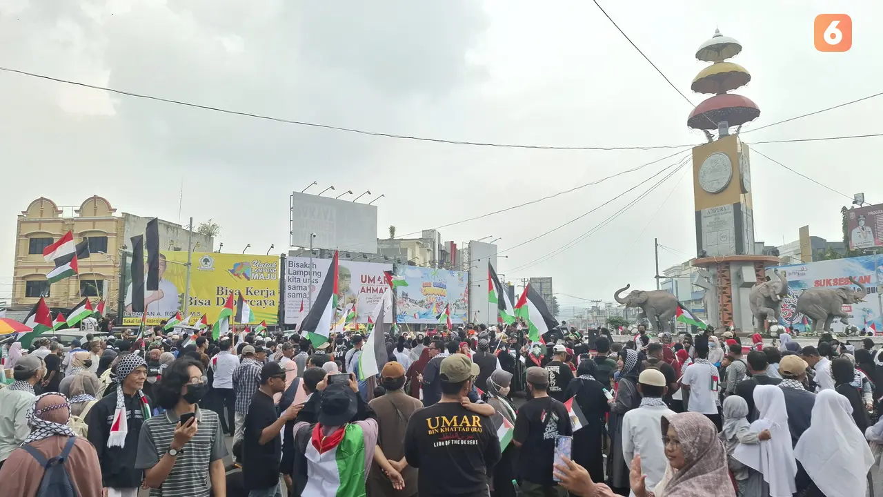 Ribuan warga Lampung menggelar aksi bersama Palestina di Tugu Adipura,  Bandar Lampung. Foto : (Liputan6.com/Ardi).