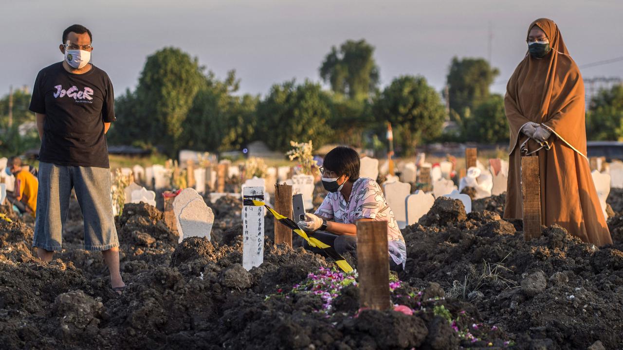 FOTO: Doa-Doa Keluarga untuk Korban COVID-19 di TPU Keputih Surabaya