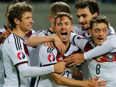 Gelandang Timnas Jerman, Max Kruse selebrasi dengan rekan – rekannya setelah mencetak gol ke gawang Georgia dalam kualifikasi EURO 2016 grup D di Leipzig, Jerman, Senin (12/10/2015). Jerman menang dengan skor 2-1. (REUTERS/Fabrizio Bensch)
