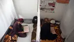 Umat Muslim membaca Al-Quran di masjid selama Itikaf, sepuluh hari terakhir bulan Ramadan di Kabul (16/5/2020). Itikaf sangat penting bagi umat Islam karena keyakinan bahwa Nabi Muhammad lebih sering memanfaatkan momentum tersebut untuk mendekatkan diri dengan sang pencipta. (AP Photo/Rahmat Gul)