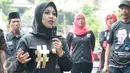 Calon Wakil Gubernur DKI Sylviana Murni saat memaparkan program-programnya kepada warga Jalan Famili, Jagakarsa, Jakarta Selatan, Kamis (5/1). Dalam kunjungannya tersebut, Sylviana berdialog dan mendengarkan keluhan warga. (Liputan6.com/Yoppy Renato)