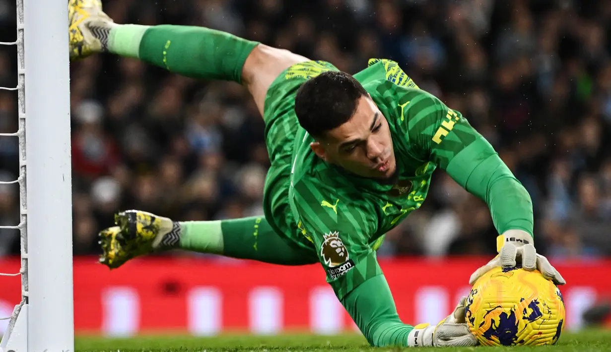 Manchester City berpotensi kehilangan Ederson. Ederson kabarnya bersedia untuk angkat kaki dari Etihad Stadium pada musim panas ini dan membuka diri untuk mencoba kompetisi di Timur Tengah. Andai Ederson hijrah, The Citizens tentu perlu mencari penggantinya. (Paul ELLIS / AFP)