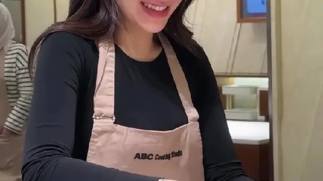 Duo Bumil Kompak, Begini Momen Aaliyah Massaid dan Mahalini Ajak Suami Ikut Kelas Masak