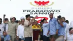 Capres nomor urut 02, Prabowo Subianto saat berorasi di depan pendukungnya di area Stadion Pakansari, Kab Bogor, Jumat (29/3). Kampanye terbuka itu dihadiri sejumlah tokoh partai politik yang tergabung dalam Koalisi Indonesia Adil Makmur. (Liputan6.com/Helmi Fithriansyah)